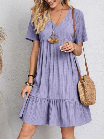 Robe courte ample à encolure V, manches courtes, volants superposés, violet