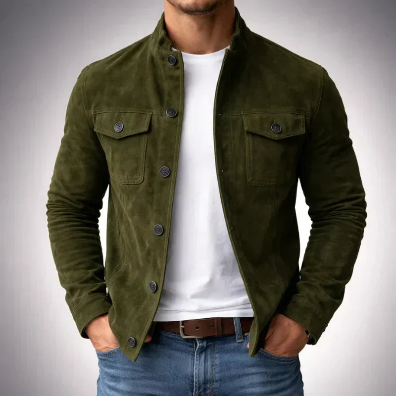 Veste en daim vert boutonnée, deux poches poitrine et boutons ronds
