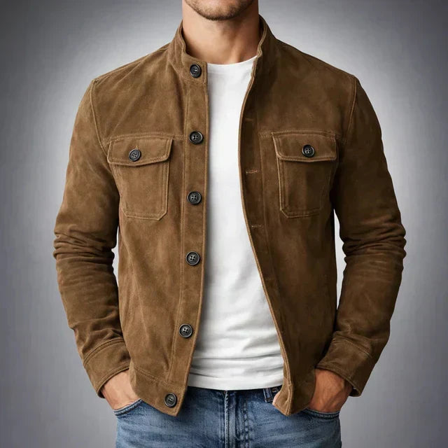 Veste en daim brun boutonnée, deux poches poitrine et fermeture par boutons