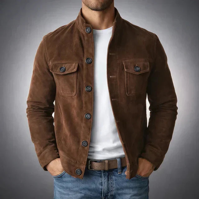 Veste en daim brun foncé boutonnée, poches poitrine et boutons ronds