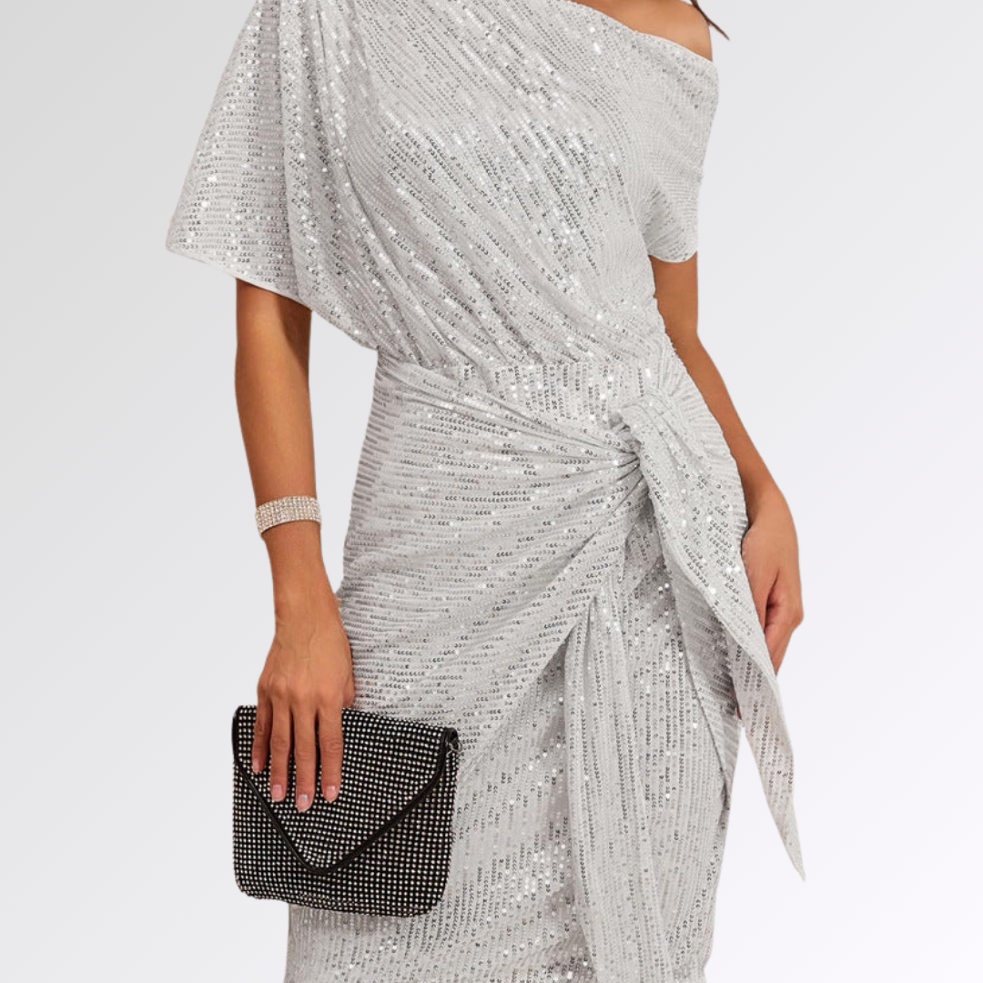 Robe asymétrique scintillante blanche, une épaule, drapé noué sur le côté.