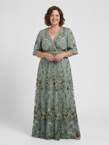 Robe longue fleurie vert sauge, col V croisé, manches courtes, jupe évasée