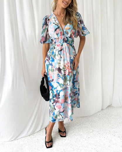 Robe bohème élégante bleu clair à fleurs, col en V, manches courtes bouffantes, ceinture