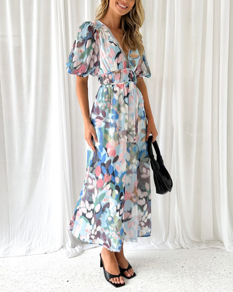 Robe bohème élégante bleu clair à fleurs, manches bouffantes, ceinture à la taille