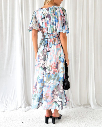 Robe bohème élégante bleu clair à fleurs, vue dos, manches bouffantes, ceinture