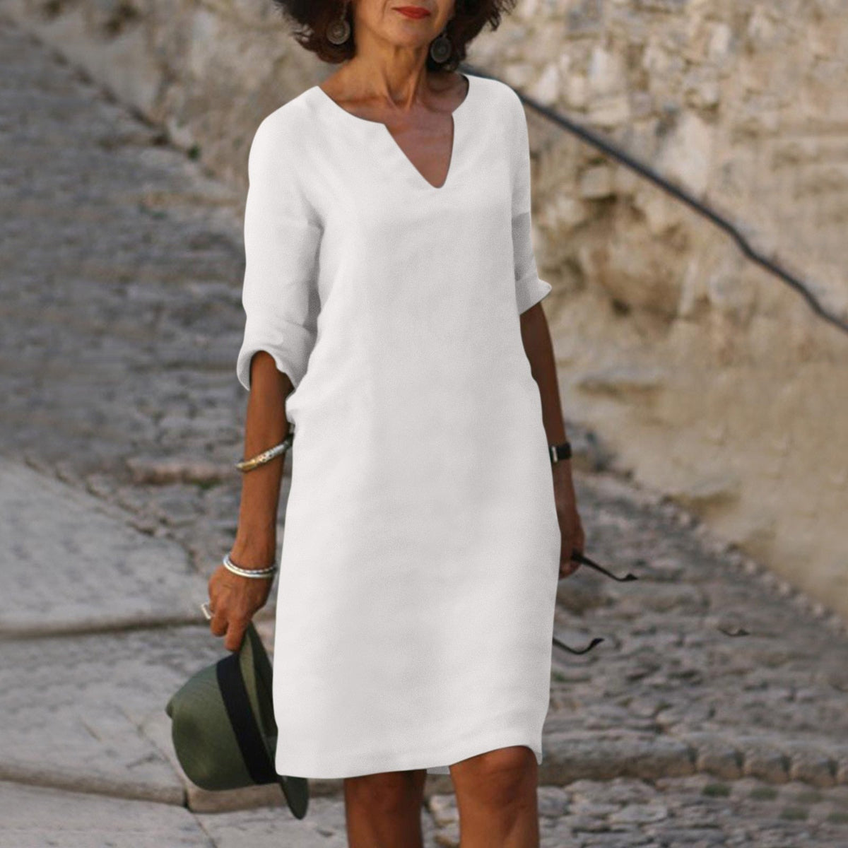 Robe légère blanche, encolure V, manches trois-quarts et fente latérale
