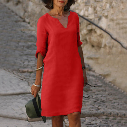 Robe légère rouge, encolure V, manches trois-quarts et coupe près du corps