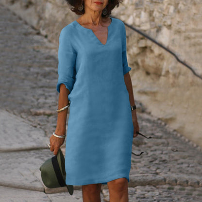 Robe légère bleu clair à encolure en V, manches trois-quarts, coupe droite
