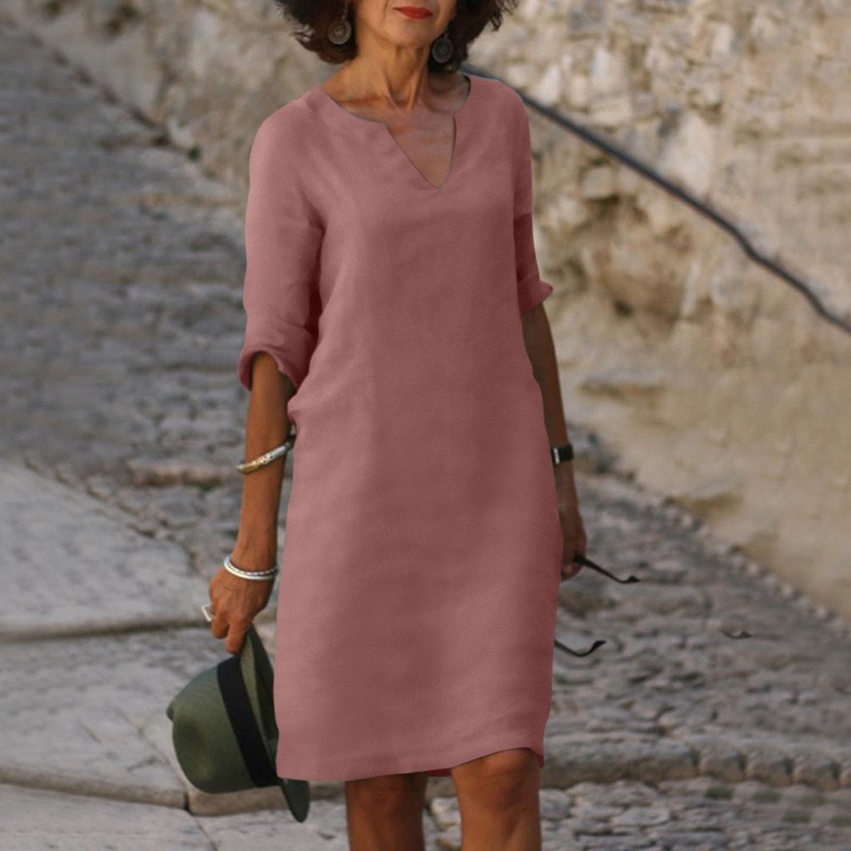 Robe légère rose poudré, encolure V, manches trois-quarts et coupe droite
