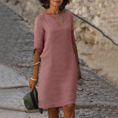 Robe légère rose poudré, encolure V, manches trois-quarts et coupe droite