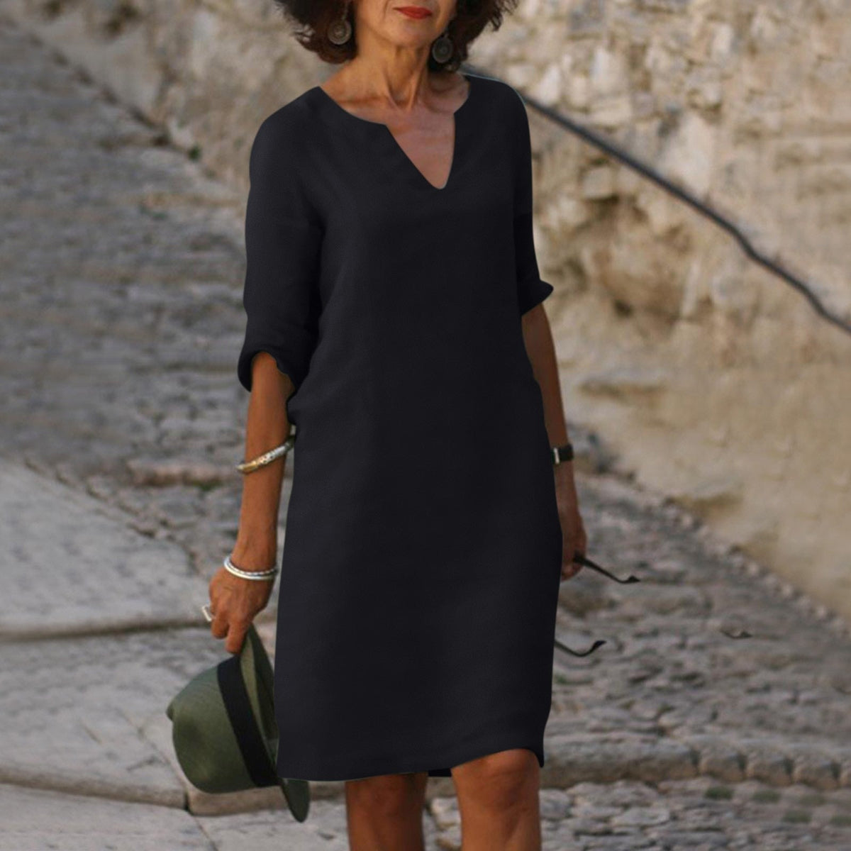 Robe légère noire, encolure V, manches trois-quarts avec détail évasé