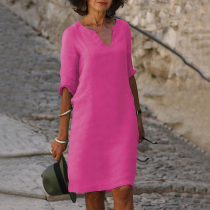 Robe légère fuchsia, encolure V, manches trois-quarts et ourlet mi-mollet