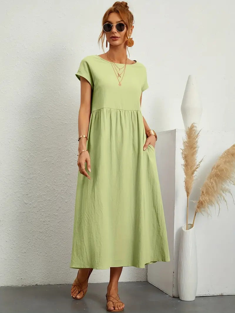 Robe mi-longue verte, manches courtes, encolure ronde, taille froncée et tombé ample
