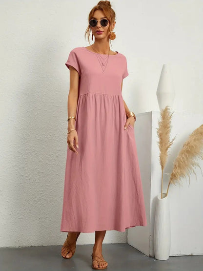 Robe mi-longue rose poudré, manches courtes, encolure ronde, taille froncée et ample