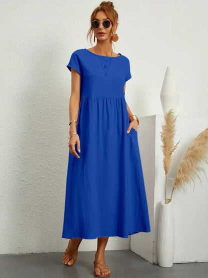 Robe mi-longue bleue, manches courtes, encolure ronde, taille froncée et tombé ample