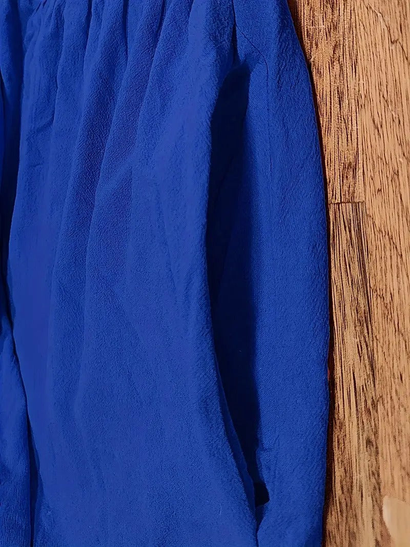 Tissu de robe bleu, texture gaufrée et pli vertical