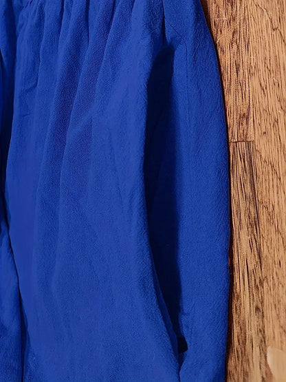 Tissu de robe bleu, texture gaufrée et pli vertical