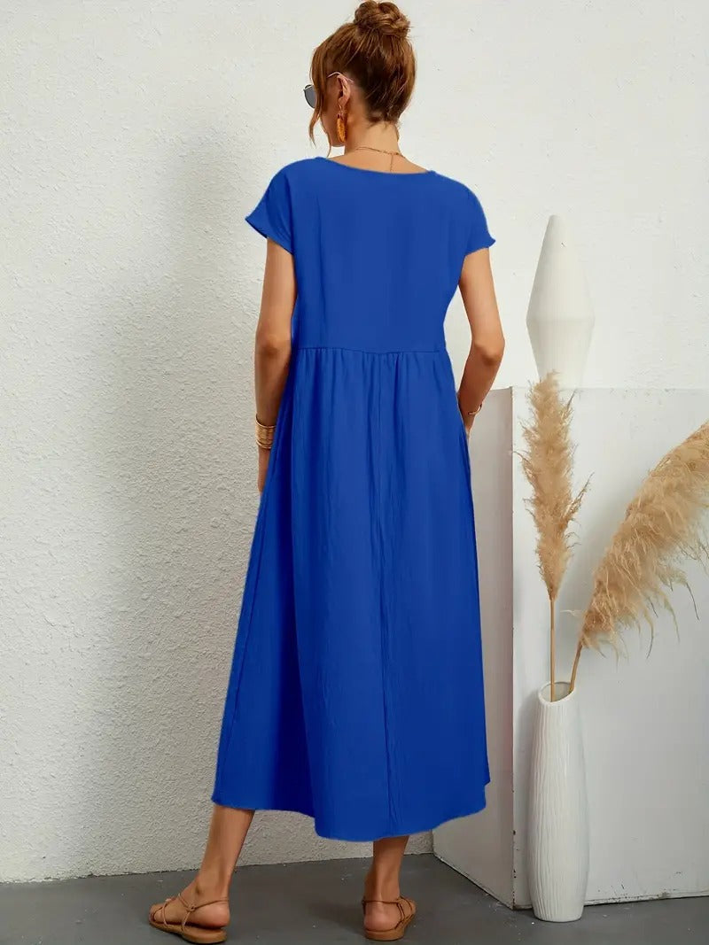 Robe bleue vue de dos, manches courtes et jupe évasée