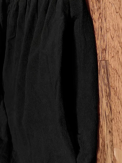 Tissu de robe noire texturé avec fronces et plis