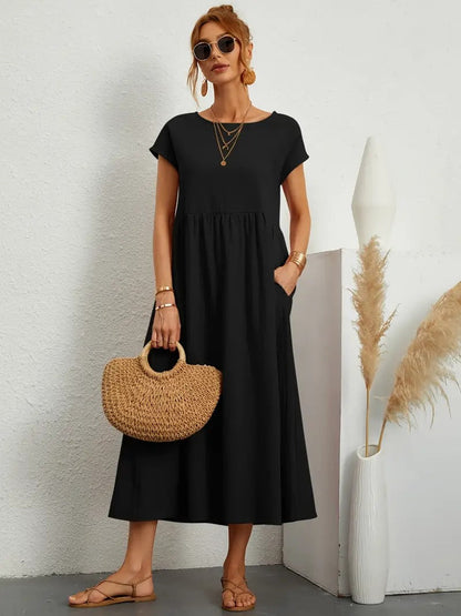 Robe noire évasée à manches courtes, encolure ronde, taille froncée