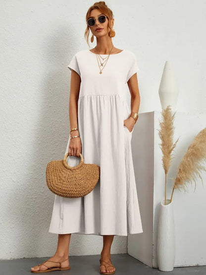 Robe blanche évasée à manches courtes, encolure ronde, taille froncée