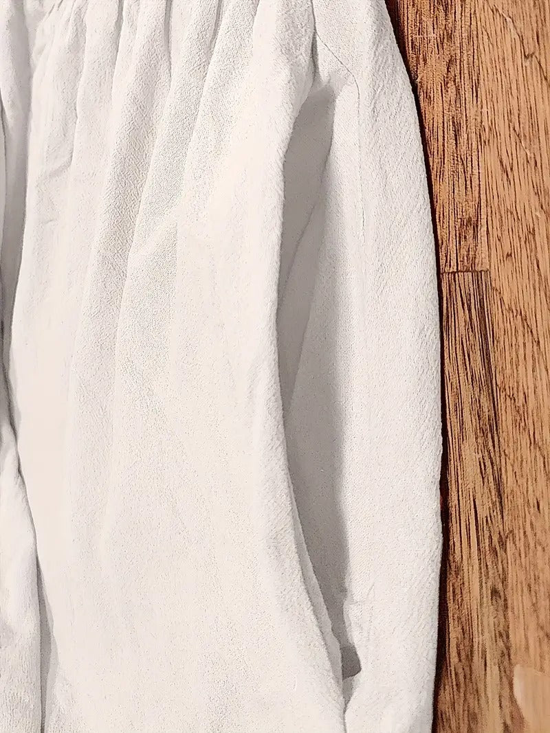 Tissu de robe blanc texturé avec fronces et plis