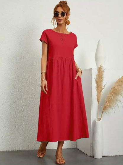 Robe mi-longue rouge, manches courtes, encolure ronde, taille froncée et tombé ample