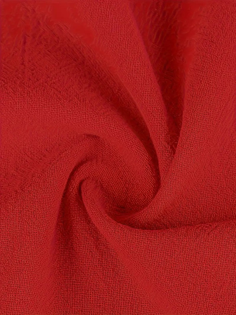 Tissu de robe rouge texturé, froissé, détails de couture visibles