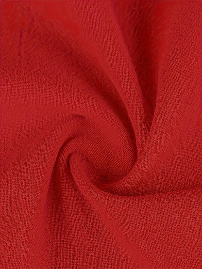Tissu de robe rouge texturé, froissé, détails de couture visibles