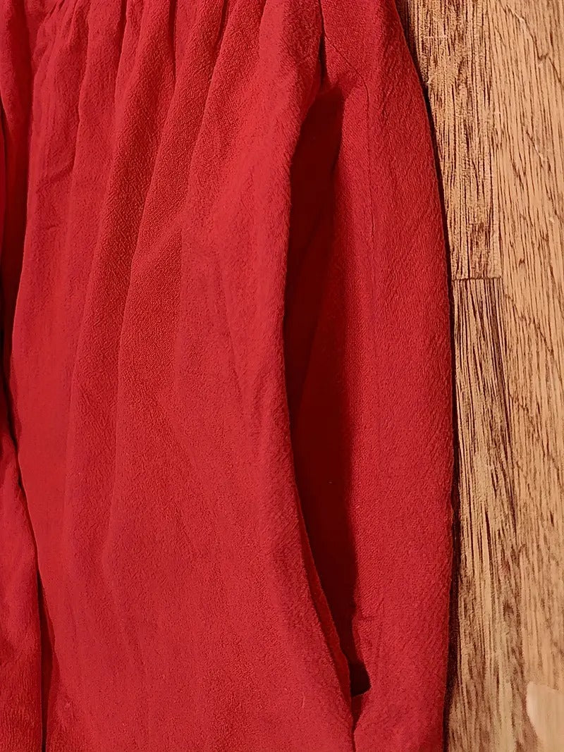 Tissu de robe rouge texturé avec plis et coutures