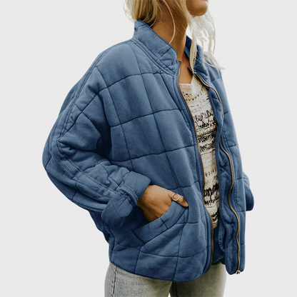 Veste matelassée oversize bleue, col montant zippé, poches et poignets élastiques