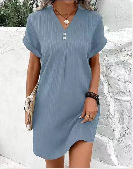 Robe d’été bleue claire à rayures verticales, encolure en V boutonnée, manches courtes