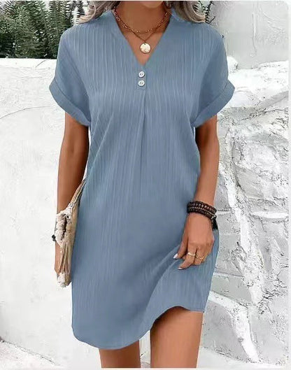 Robe d’été bleue claire à rayures verticales, encolure en V boutonnée, manches courtes