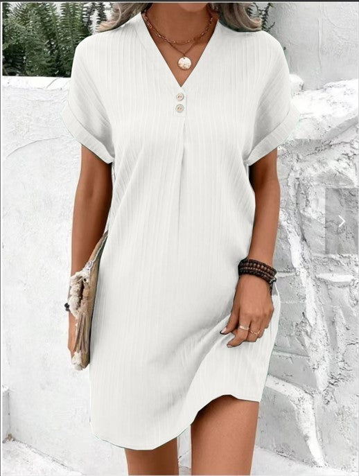 Robe d’été blanche à rayures verticales, encolure en V boutonnée, manches courtes