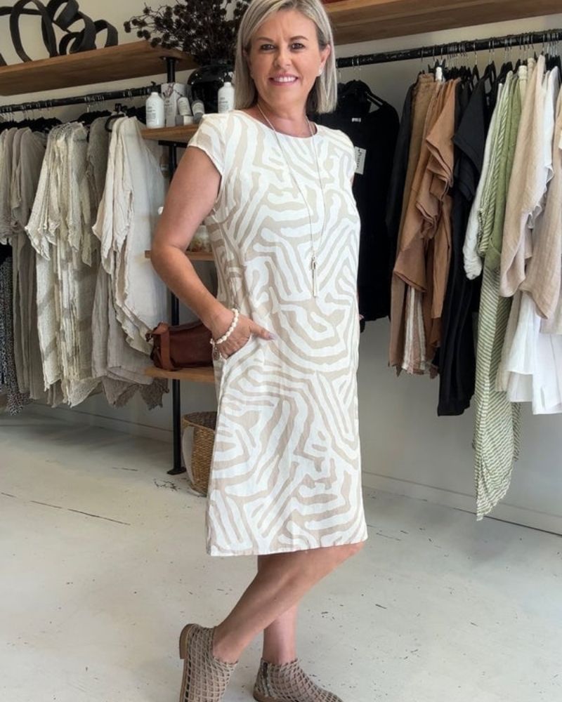 Robe d'été à col rond, manches courtes, imprimé zébré beige sur fond blanc cassé