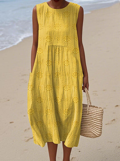 Robe d’été sans manches jaune moutarde à broderies ajourées et volants