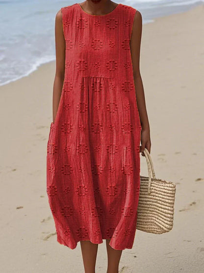 Robe d’été sans manches rouge à broderies ajourées et base évasée