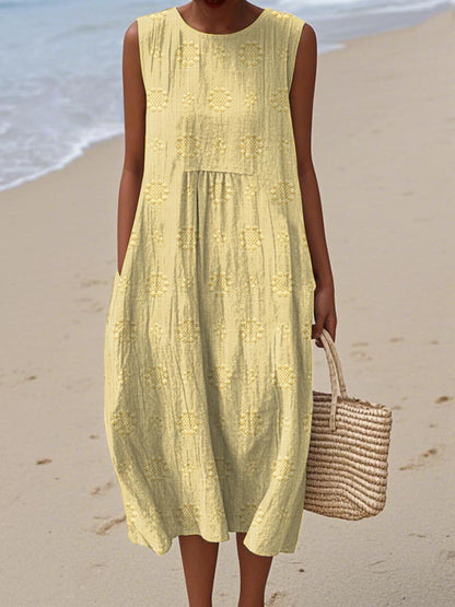 Robe d’été sans manches jaune à broderies ajourées et empiècement volanté
