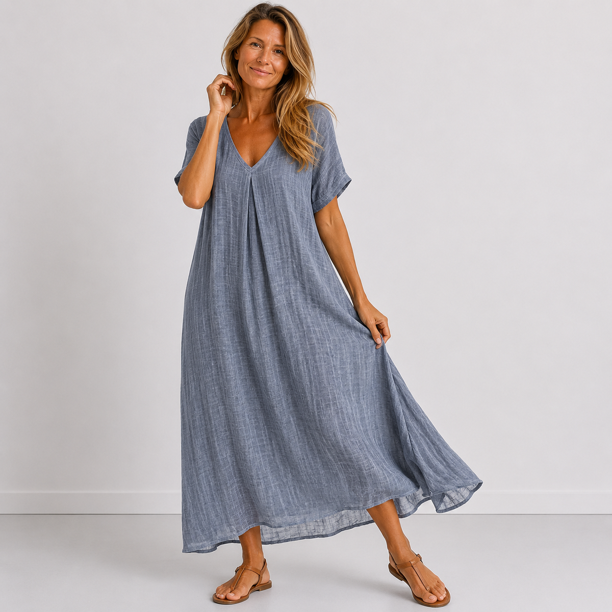 Robe longue fluide bleu gris à encolure en V, manches courtes, ourlet évasé