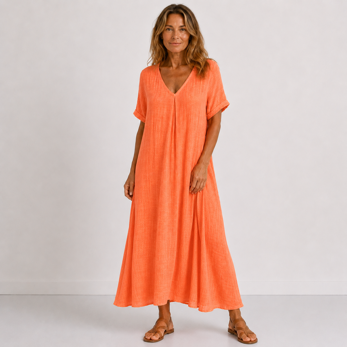Robe longue fluide orange à encolure en V, manches courtes, coupe ample et aérée