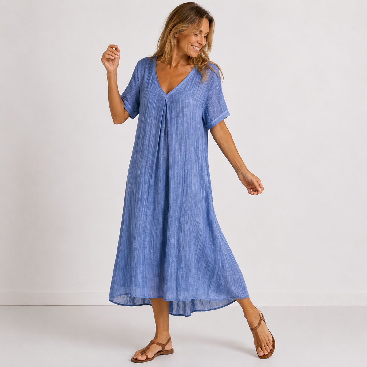 Robe longue fluide bleue à encolure V, manches courtes, coupe ample