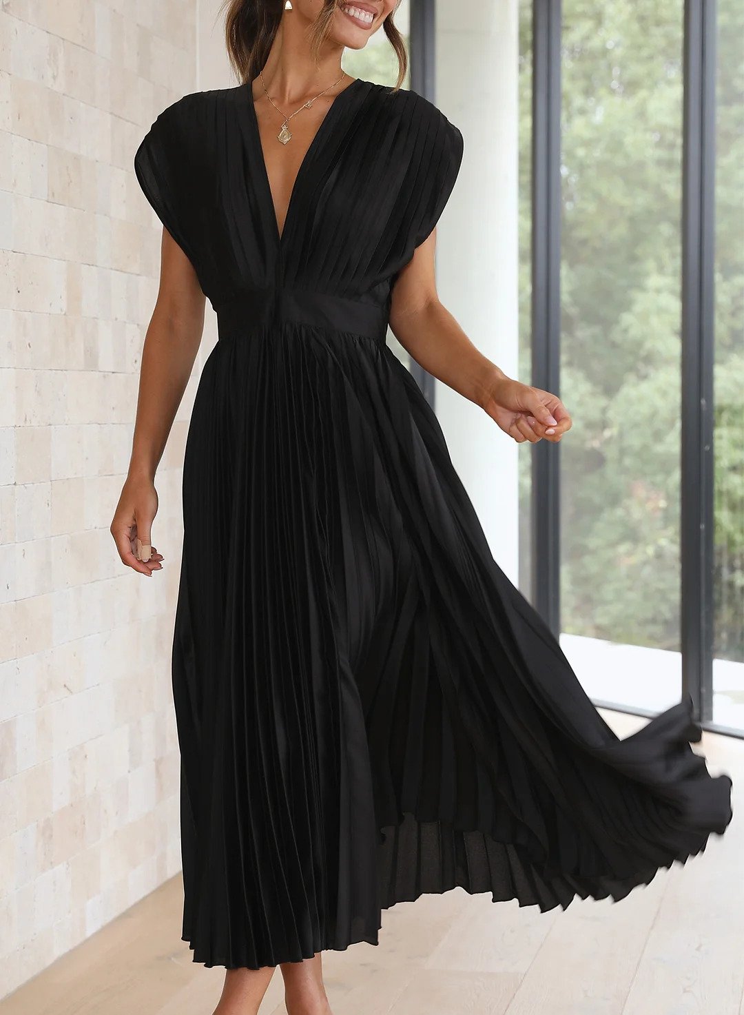 Robe longue plissée noire à encolure V, manches courtes bouffantes