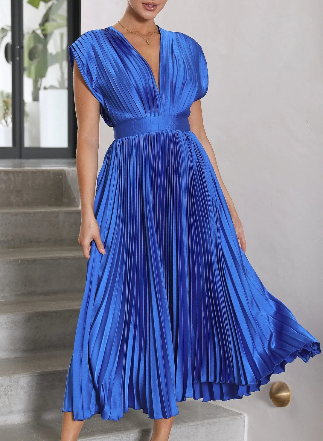 Robe longue plissée bleue à encolure V, taille marquée, manches courtes