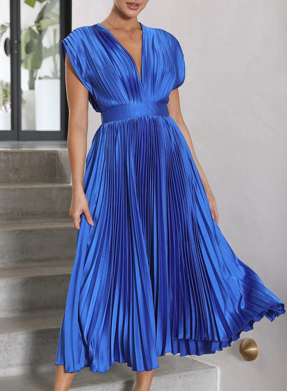 Robe longue plissée bleue à encolure V, taille marquée, manches courtes