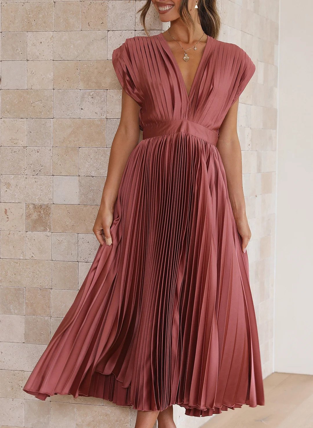 Robe longue plissée rose bordeaux à encolure V, taille smockée, manches courtes