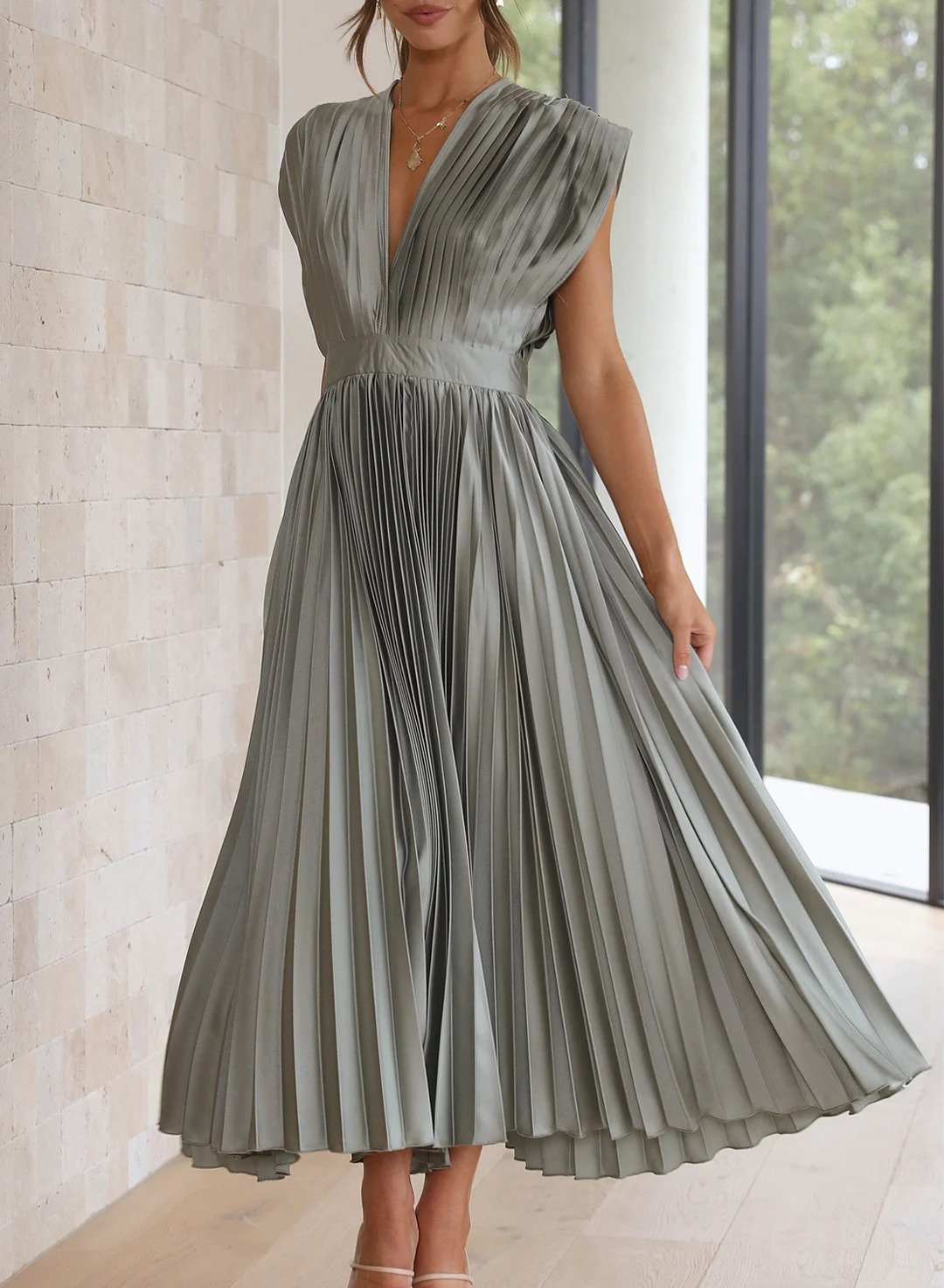 Robe longue plissée vert olive-gris à encolure V, taille cintrée, manches courtes