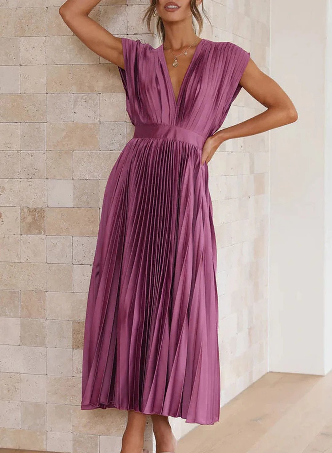 Robe longue plissée violette, décolleté en V, manches courtes volantées