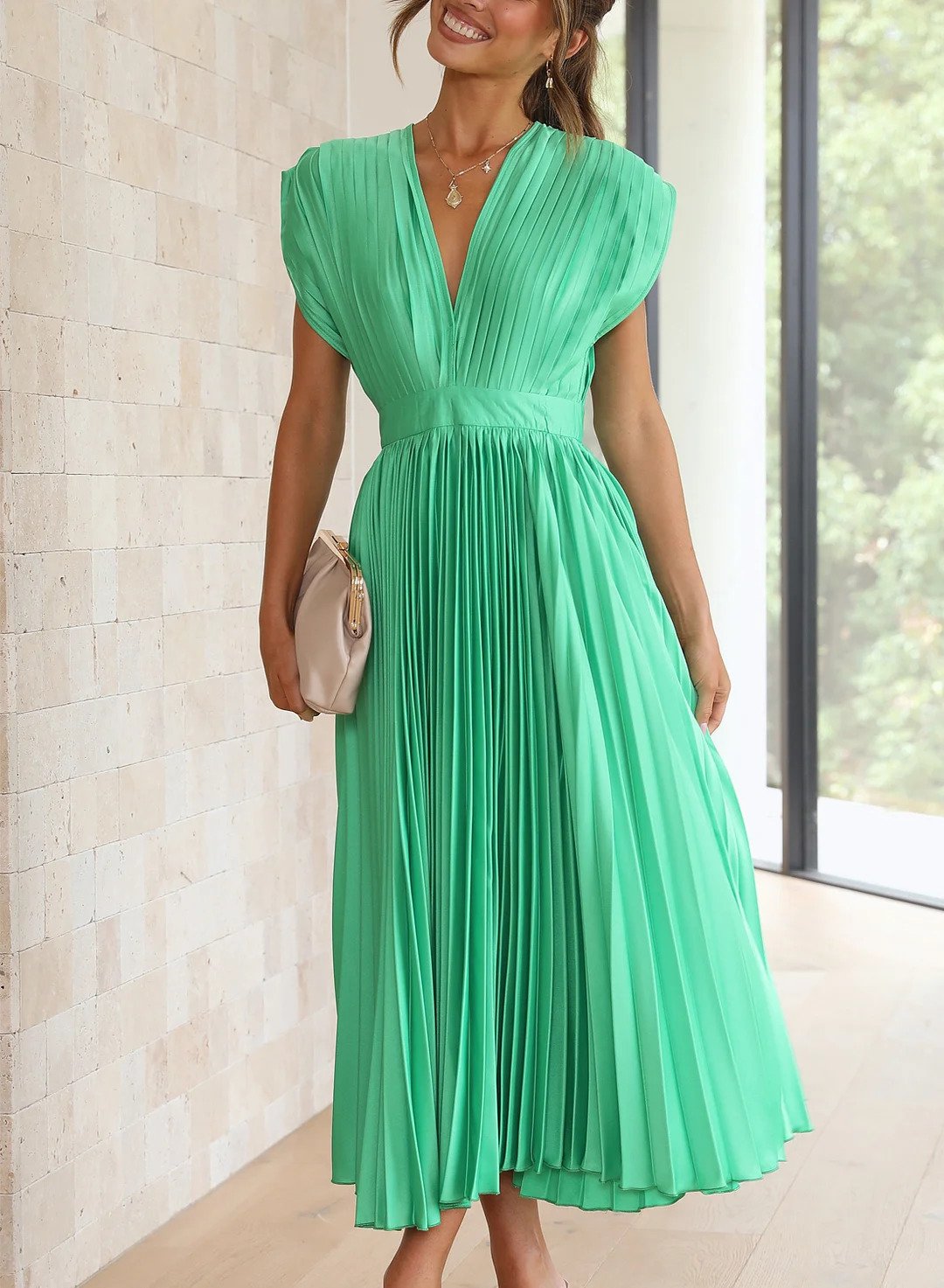 Robe longue plissée vert vif, décolleté en V, taille froncée