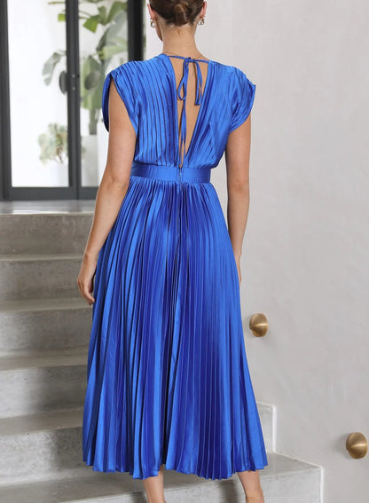 Robe longue plissée bleue, dos avec liens, manches courtes épaules dénudées