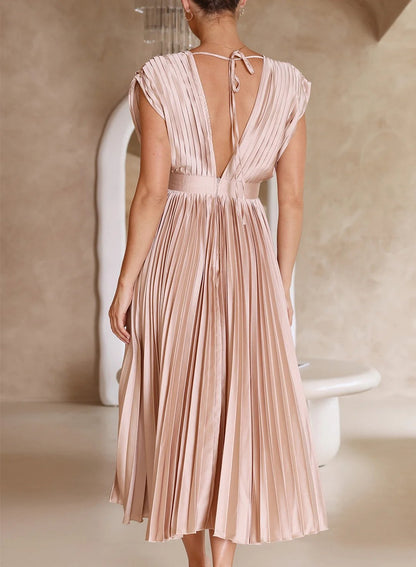 Robe longue plissée rose nude, dos en V avec fermeture, manches courtes